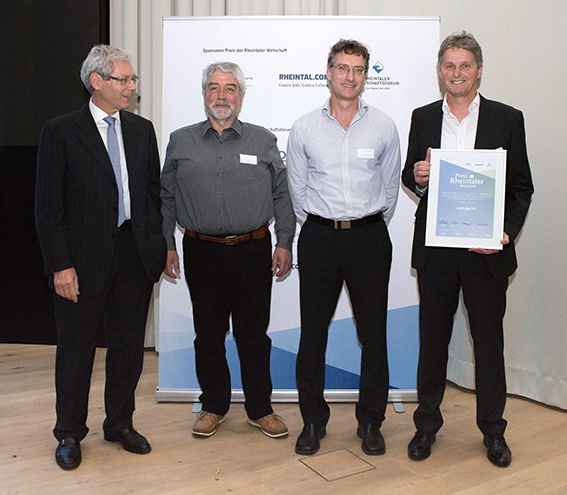 Swissqprints grundare Reto Eicher, Roland Fetting och Hansjörg Unter Sander (höger till vänster) är glada över att vinna priset "Preis der Rheintaler Wirtschaft 2017". Karl Stalder (till vänster), juryns ordförande, gratulerar dem.