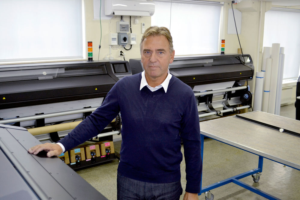 Glenn Börjesson från Schneidler Grafiska har fått leverera många maskiner och mycket material till Jet Print. Här står han vid de tre nya HP Latex 570-maskinerna.
