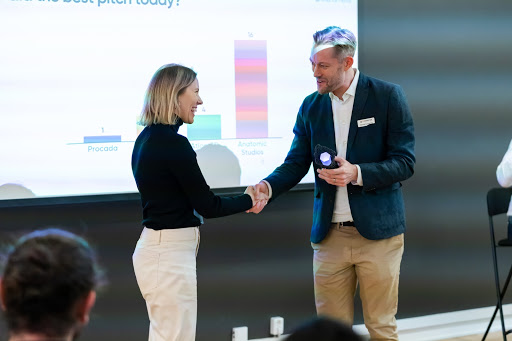 Emelie Strömshed från Anatomic Studios tar emot priset för bästa pitch framröstad av publiken.